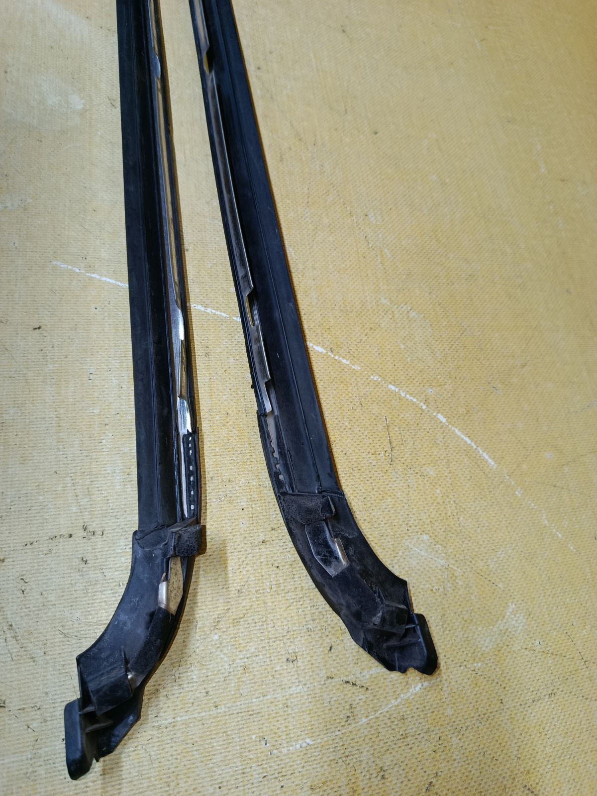 Молдинг стекла на Toyota Ipsum ACM21W Фото 8