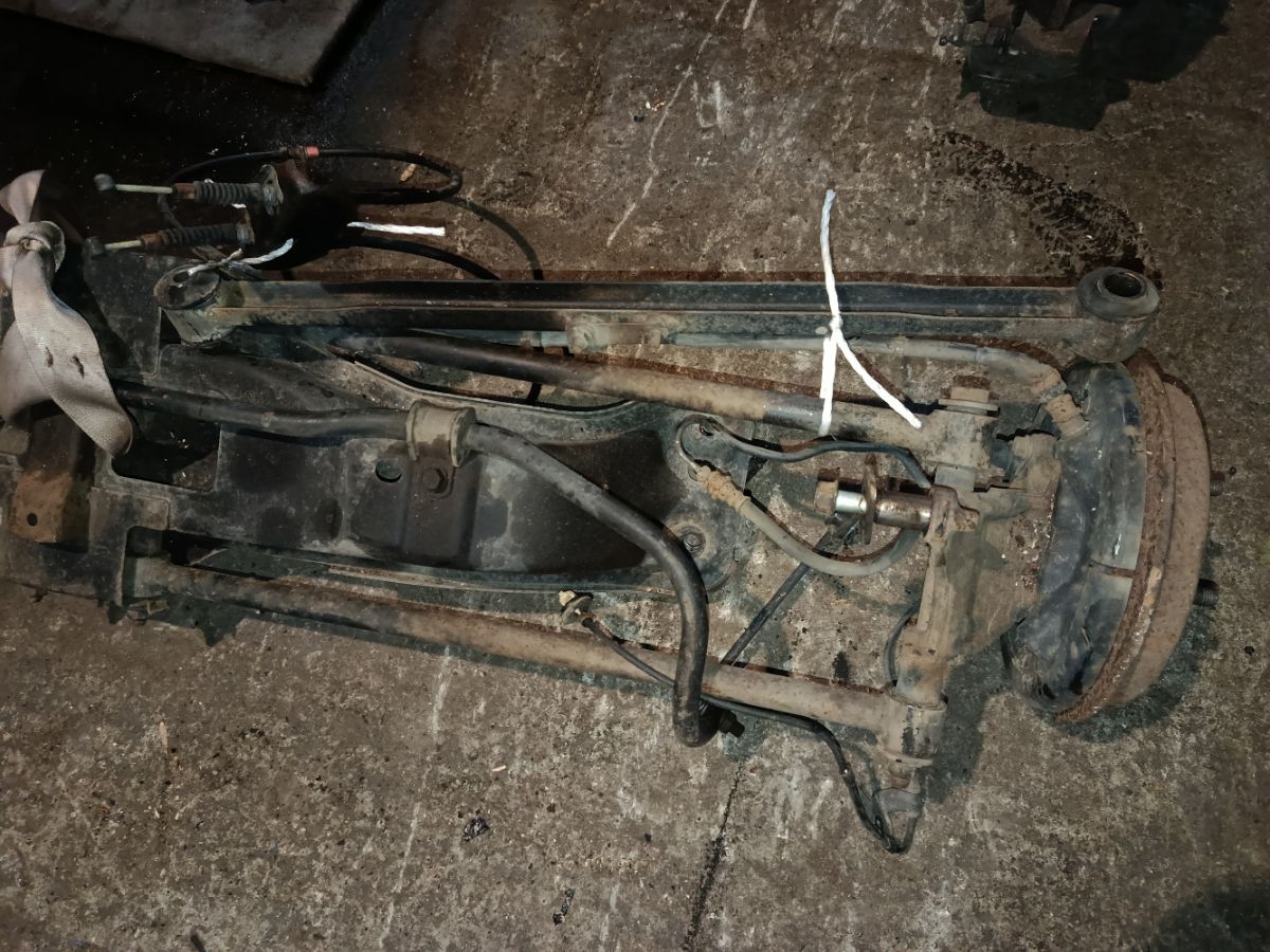 Балка подвески на Mazda Familia S-Wagon BJ5W ZL-VE Фото 10