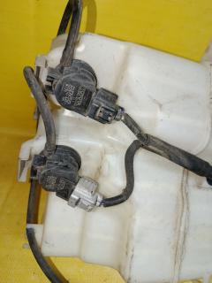 Бачок омывателя на Toyota Prius ZVW30 Фото 2