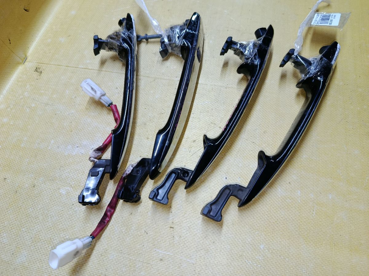 Ручка двери на Toyota Voxy ZRR70G Фото 5