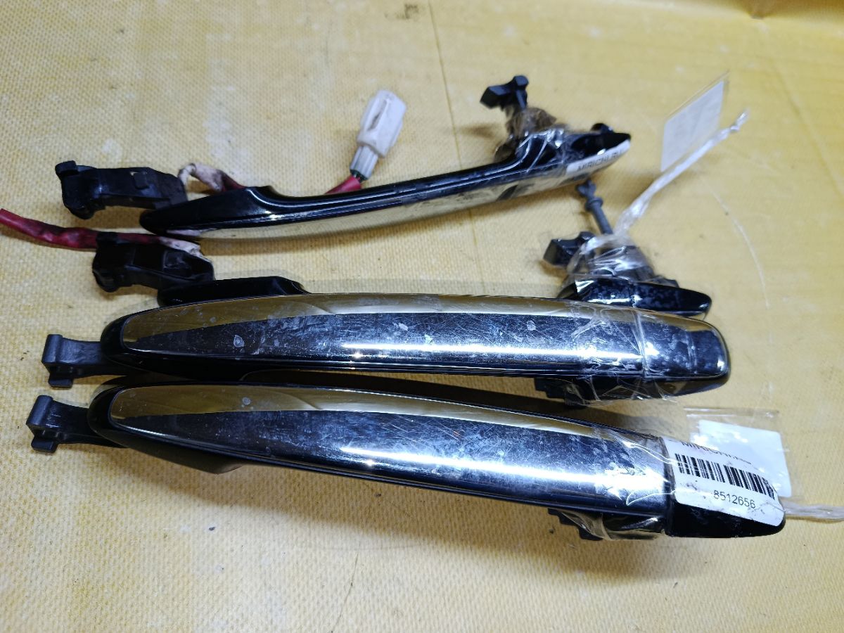 Ручка двери на Toyota Voxy ZRR70G Фото 6