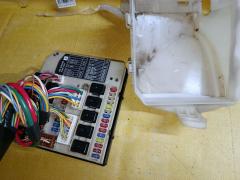 Блок предохранителей на Nissan Note E11 HR15DE Фото 3