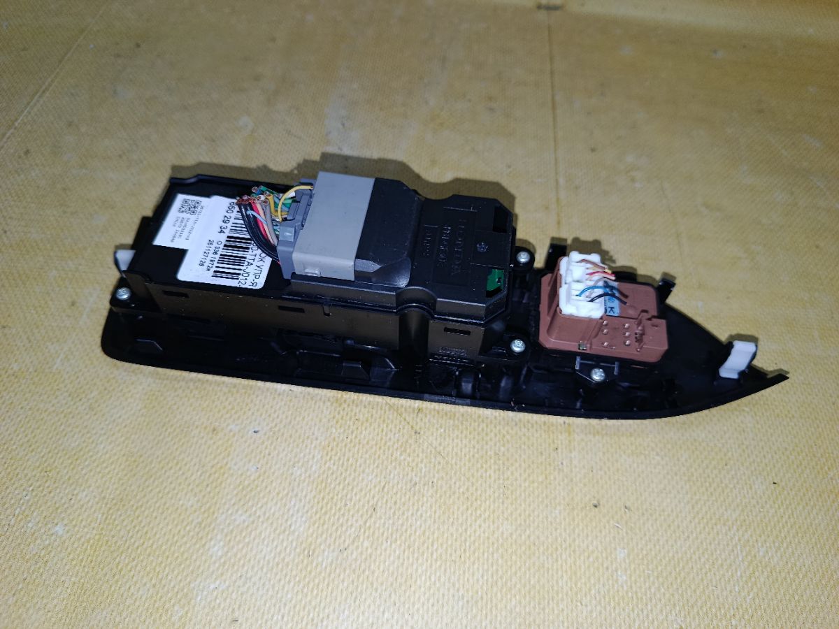 Блок упр-я стеклоподъемниками 35750-TTA-J012-M1 на Honda N-Box JF3 Фото 3