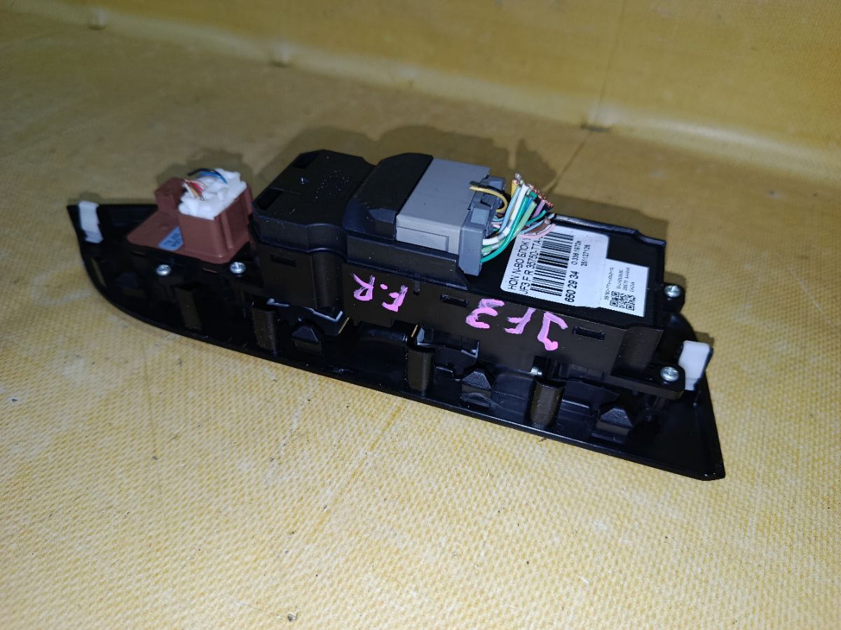 Блок упр-я стеклоподъемниками 35750-TTA-J012-M1 на Honda N-Box JF3 Фото 4