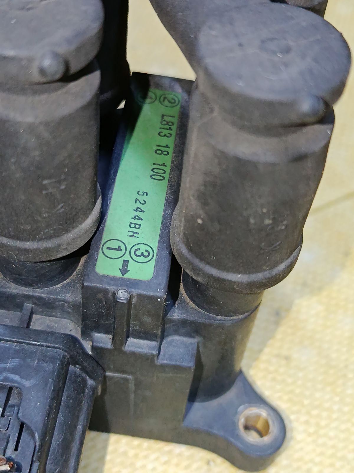 Катушка зажигания L813-18-100, 0221503490, 0221503491, 1075786, 1119835, 1130402, 1317972, 1319788, 1619343, 1S7G-12029-AB, 1S7G-12029-AC, 1S7Z-12029-AA, 30640703, 30735759, 31359976, 988F-12029-AB, 988F-12029-AC, 988F-12029-AD, 988F-12029-BA, YM2F-12029-AB на Mazda Mpv LW3W L3-DE Фото 5