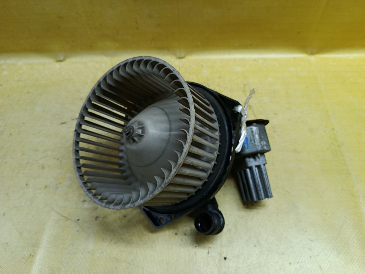 Мотор печки на Nissan Bluebird HU13 Фото 3