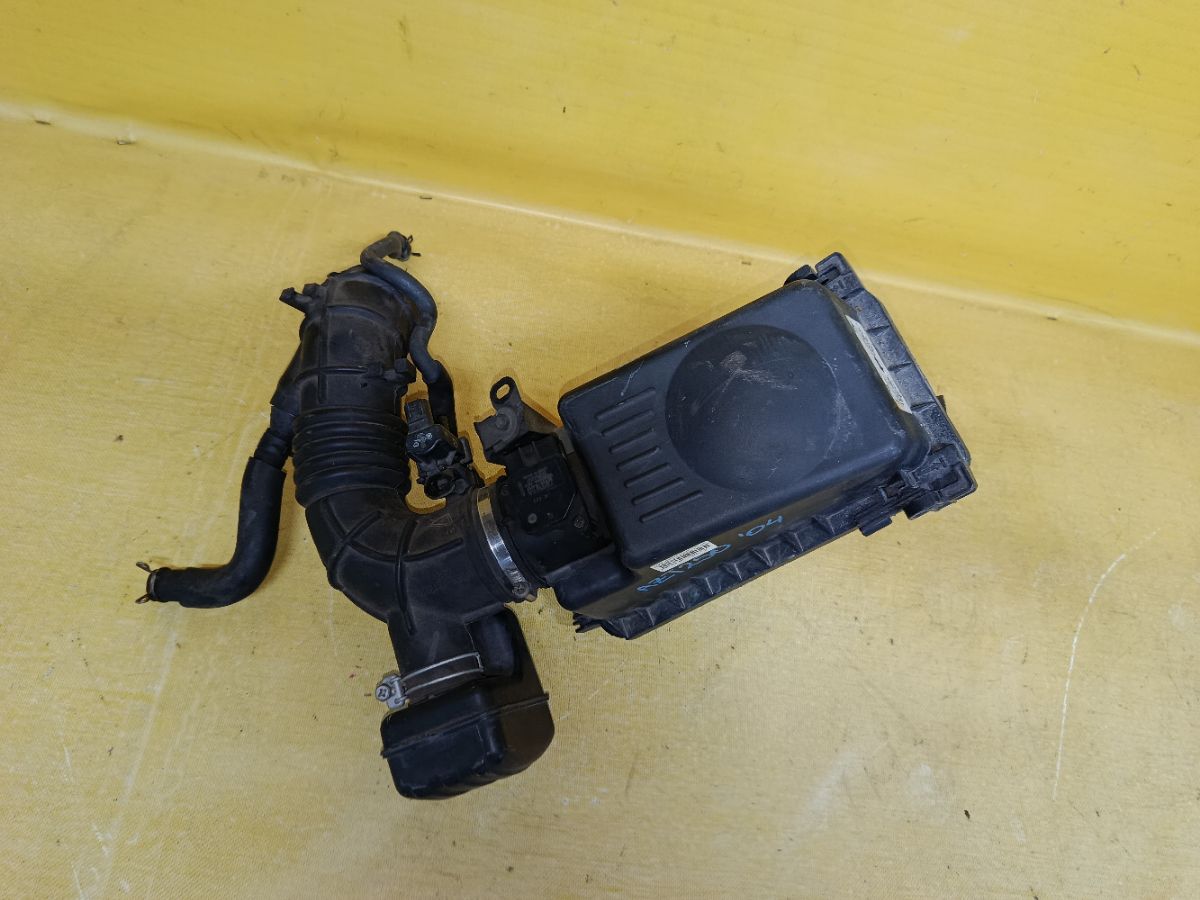 Корпус воздушного фильтра на Toyota Avensis AZT250 1AZ-FSE Фото 1