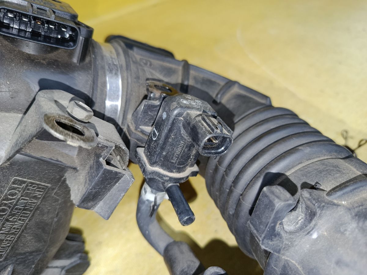 Корпус воздушного фильтра на Toyota Avensis AZT250 1AZ-FSE Фото 4