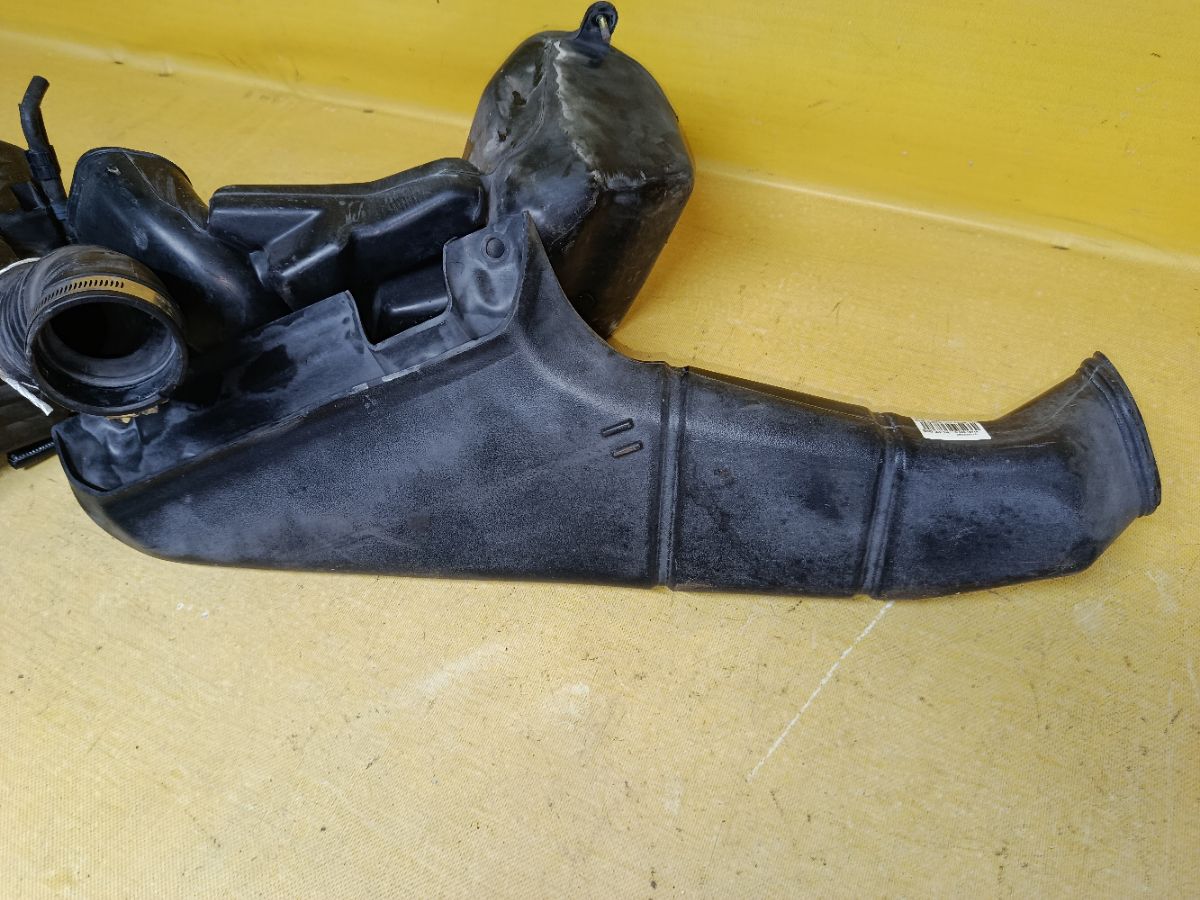 Корпус воздушного фильтра на Subaru Legacy Wagon BH5 EJ206 Фото 2