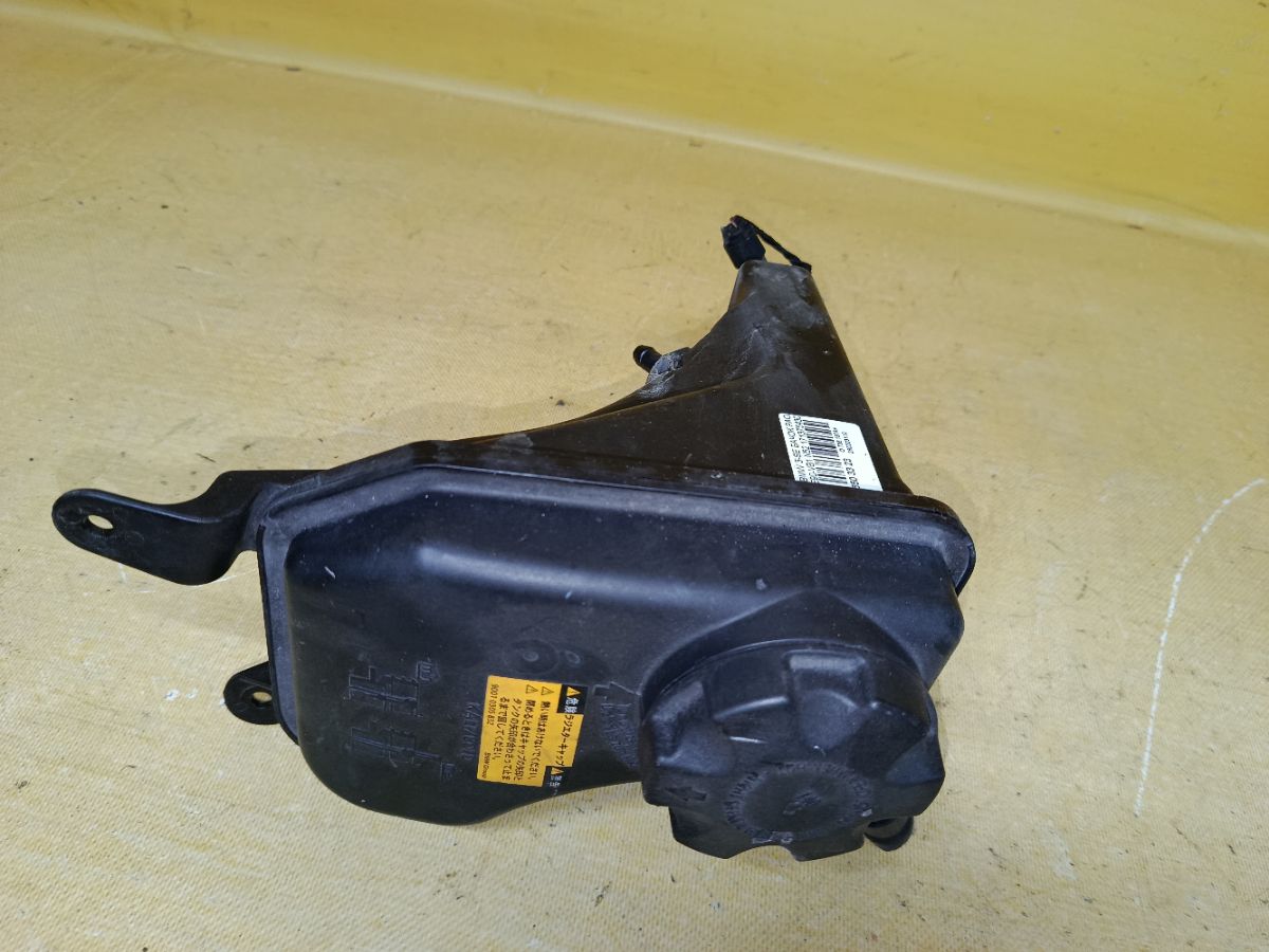 Бачок расширительный 1713754302601, 17137519368, 17137543026, 17137567462, 17137607482, 17137640514 на Bmw 3-Series E90-VB12 N52 Фото 1