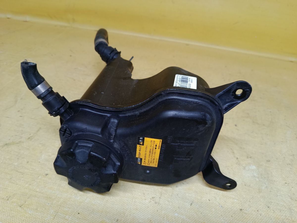 Бачок расширительный 1713756746201, 17137519368, 17137543026, 17137567462, 17137607482, 17137640514 на Bmw 3-Series E91-US72 N46B20BD Фото 1