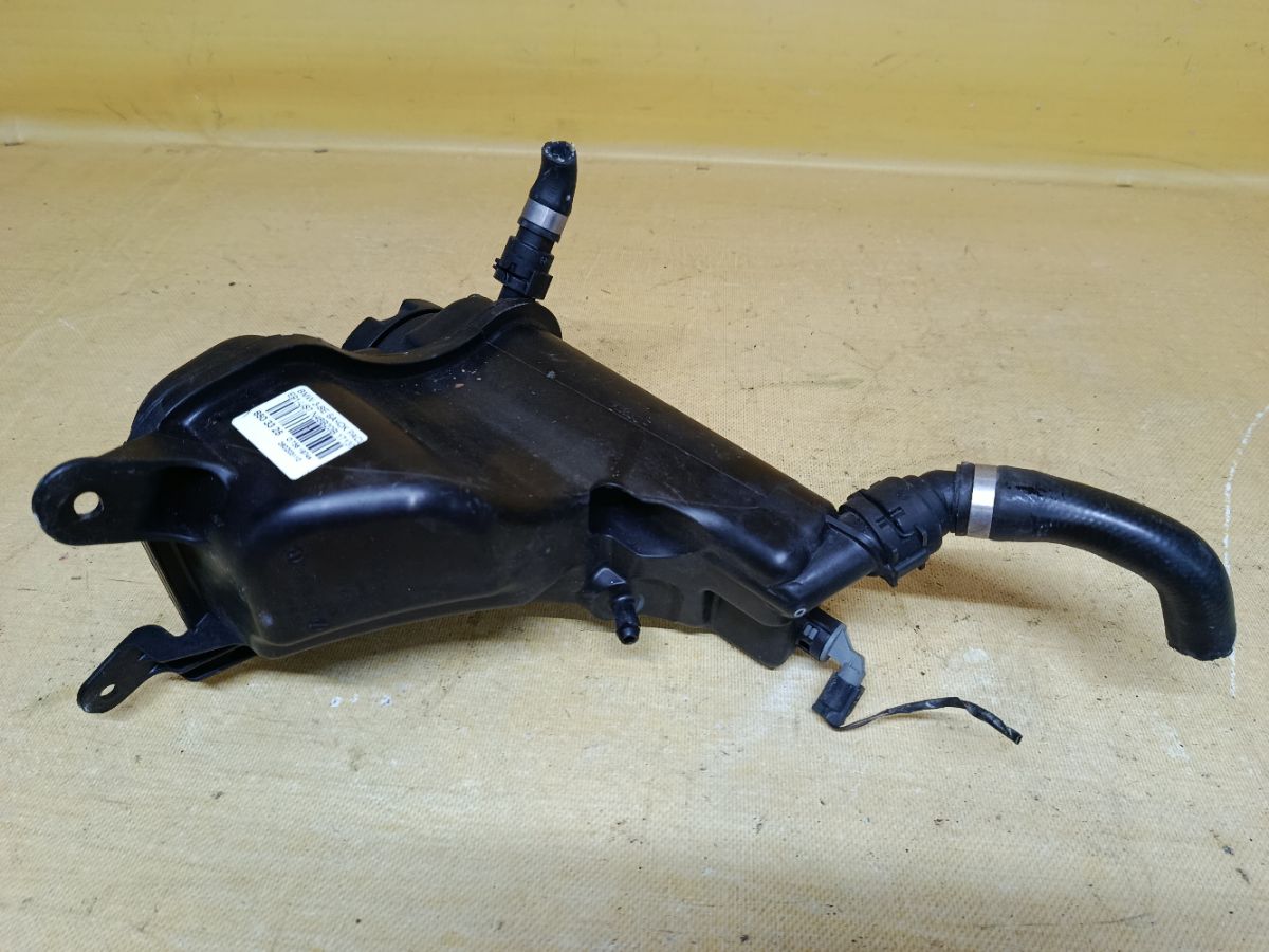 Бачок расширительный 1713756746201, 17137519368, 17137543026, 17137567462, 17137607482, 17137640514 на Bmw 3-Series E91-US72 N46B20BD Фото 2