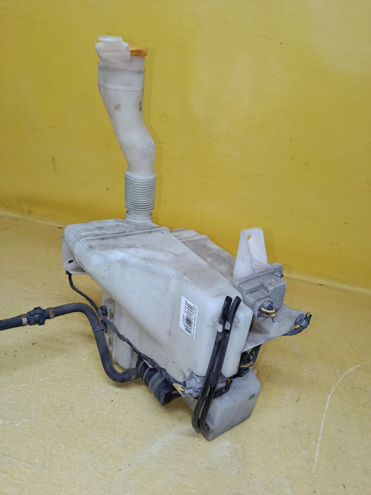 Бачок омывателя на Subaru Legacy Wagon BP5 Фото 2