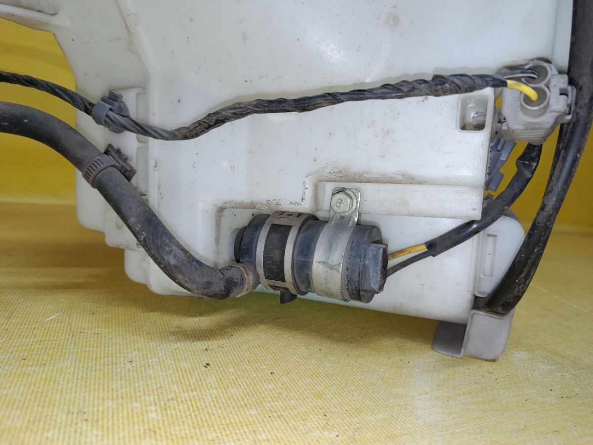 Бачок омывателя на Subaru Legacy Wagon BP5 Фото 3