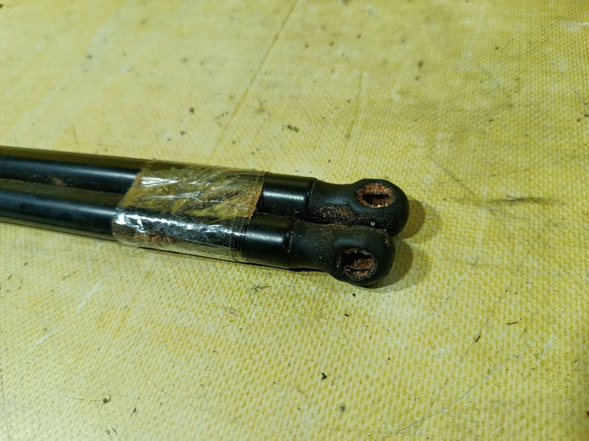 Амортизатор капота 53440-06050-B на Toyota Camry ACV45 Фото 2