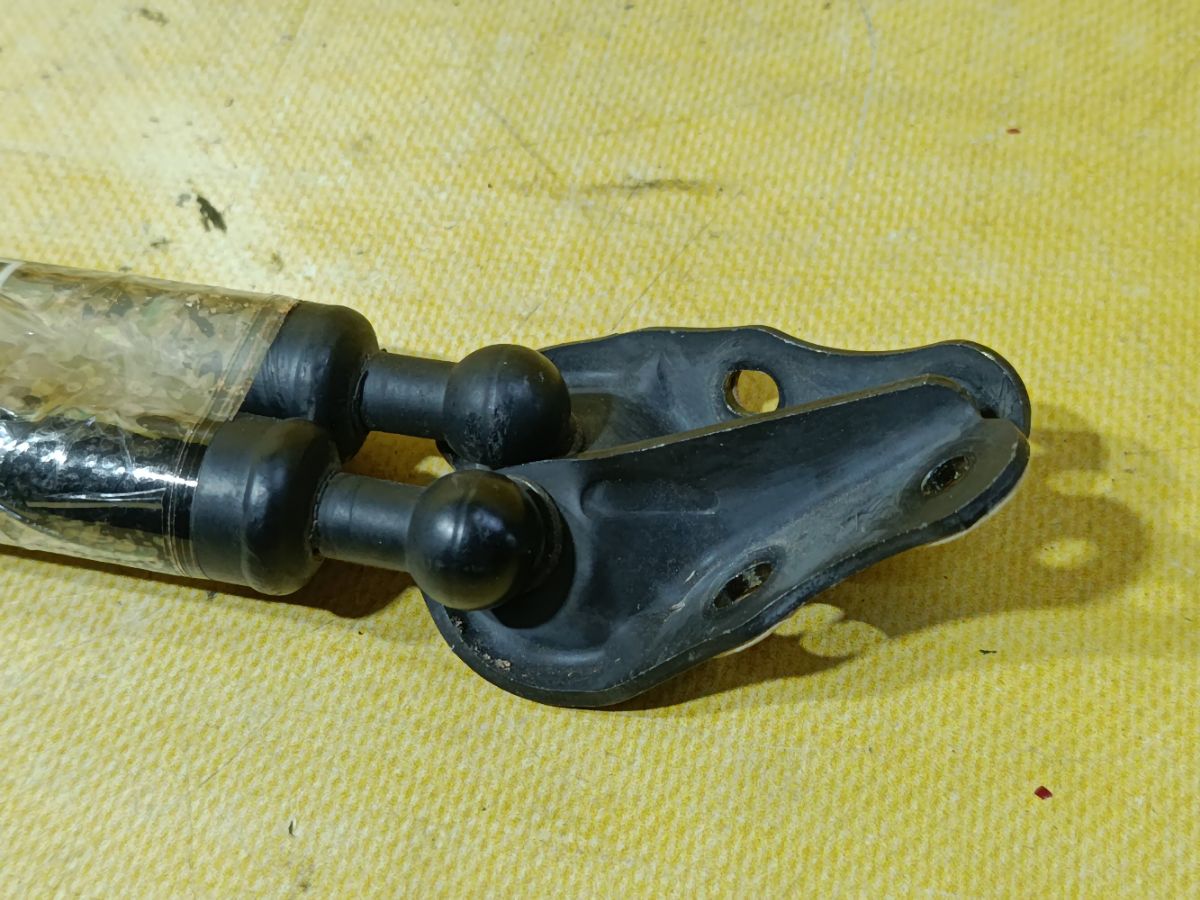 Амортизатор двери 68960-44070 на Toyota Ipsum ACM26W Фото 2