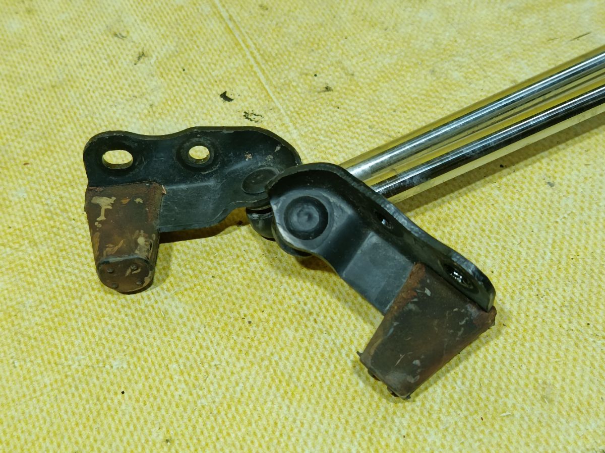 Амортизатор двери 68960-44070 на Toyota Ipsum ACM26W Фото 3