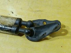 Амортизатор двери 68960-44070 на Toyota Ipsum ACM26W Фото 2