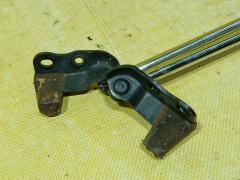 Амортизатор двери 68960-44070 на Toyota Ipsum ACM26W Фото 3