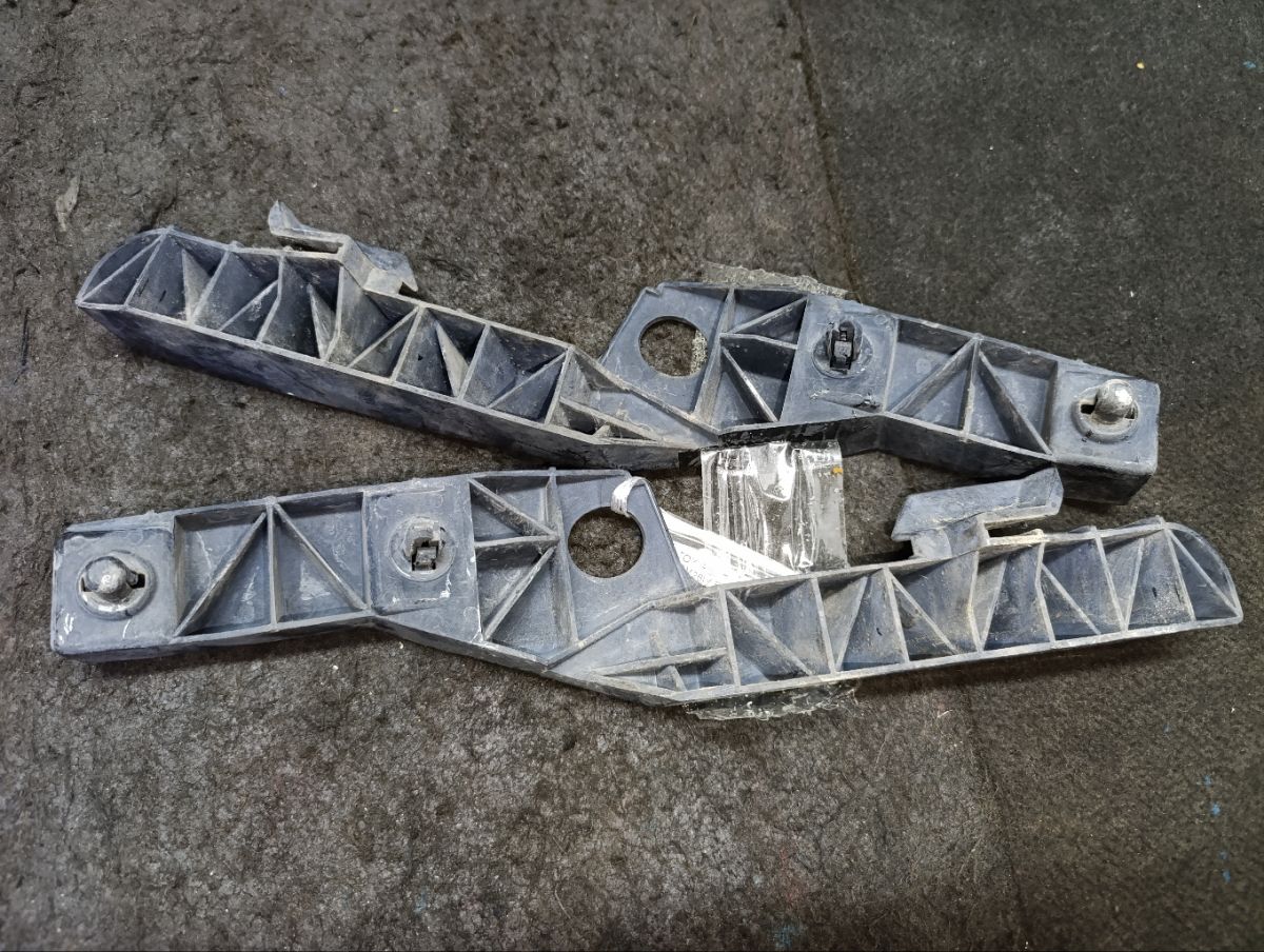 Крепление бампера на Toyota Ipsum ACM26W Фото 4