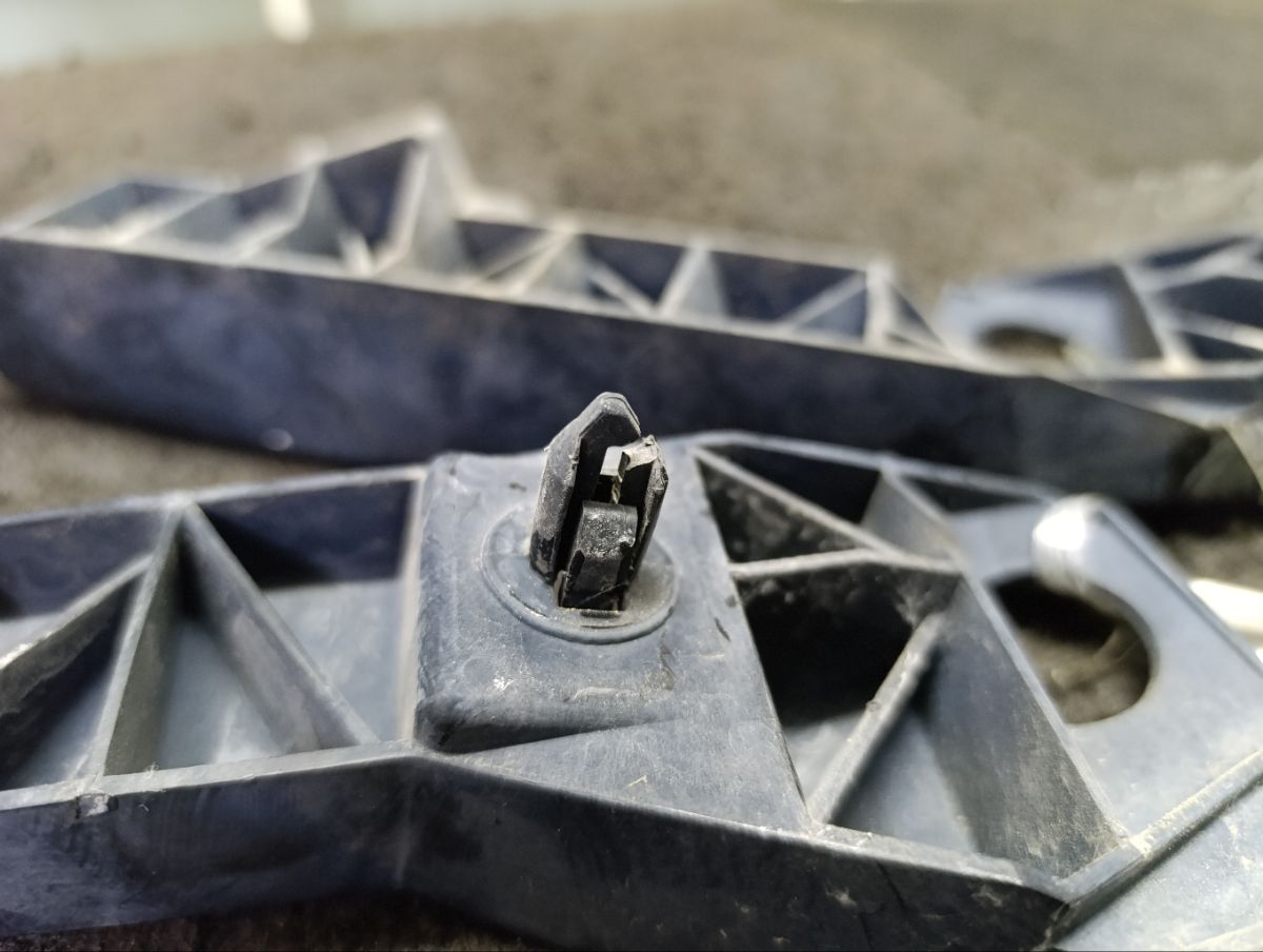 Крепление бампера на Toyota Ipsum ACM26W Фото 5