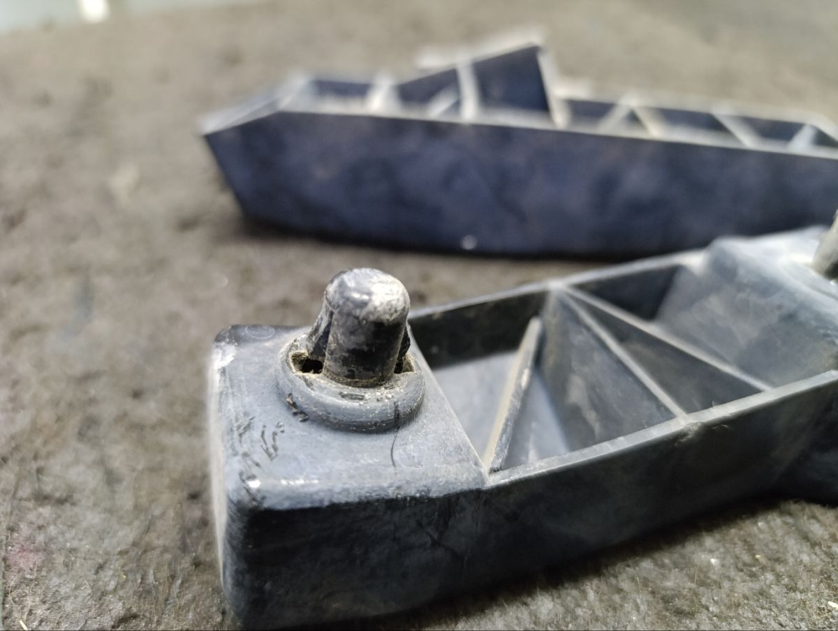 Крепление бампера на Toyota Ipsum ACM26W Фото 6