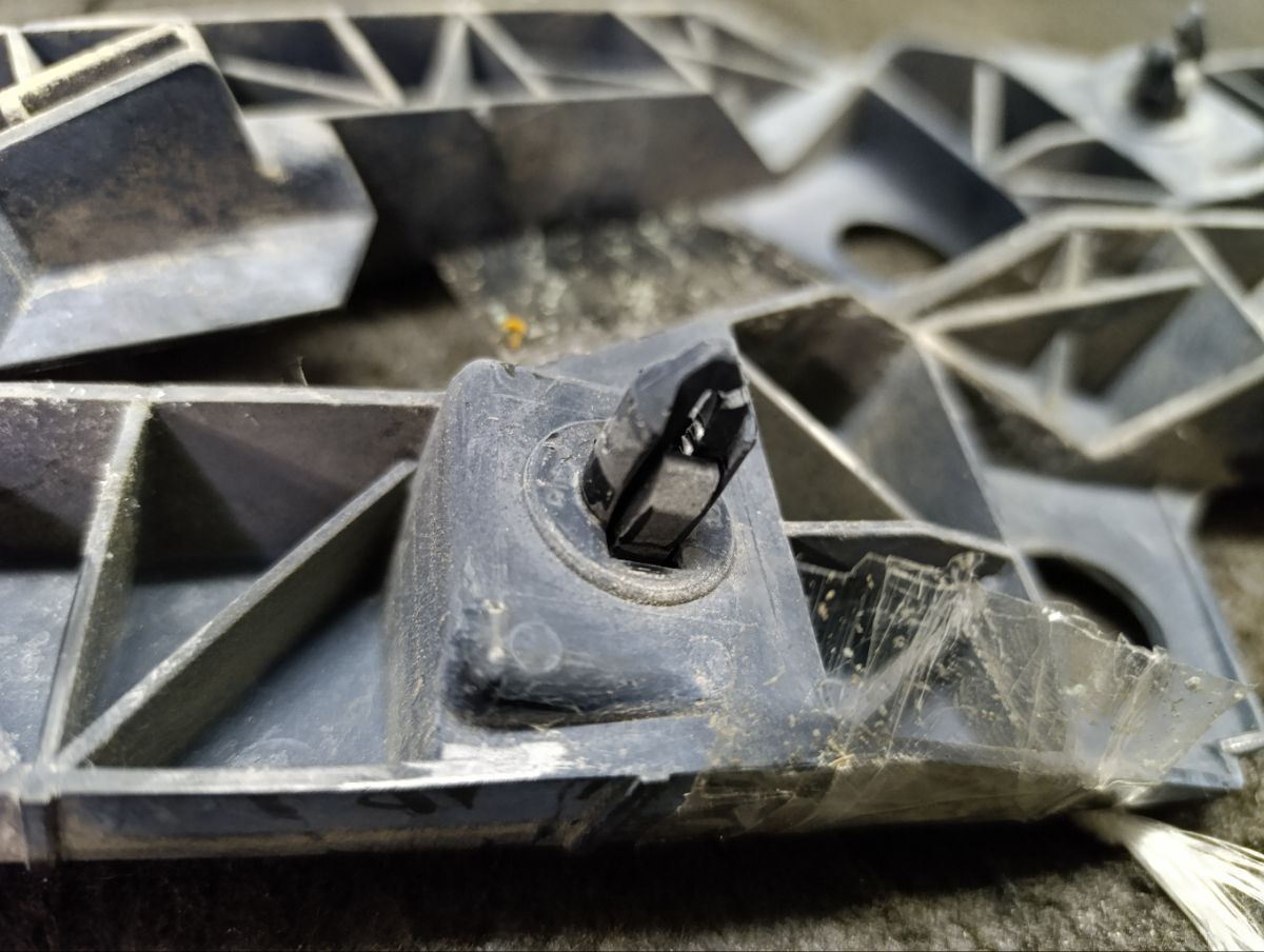 Крепление бампера на Toyota Ipsum ACM26W Фото 7