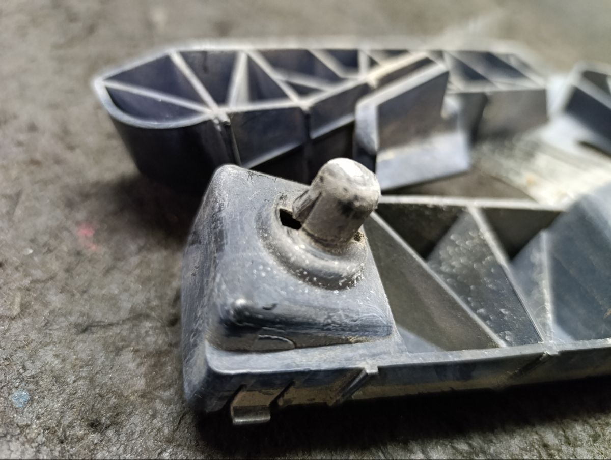 Крепление бампера на Toyota Ipsum ACM26W Фото 8