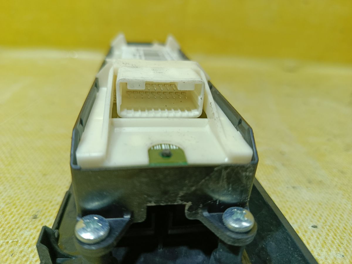 Блок упр-я стеклоподъемниками 84040-33080 на Toyota Corolla Axio NZE164 Фото 4