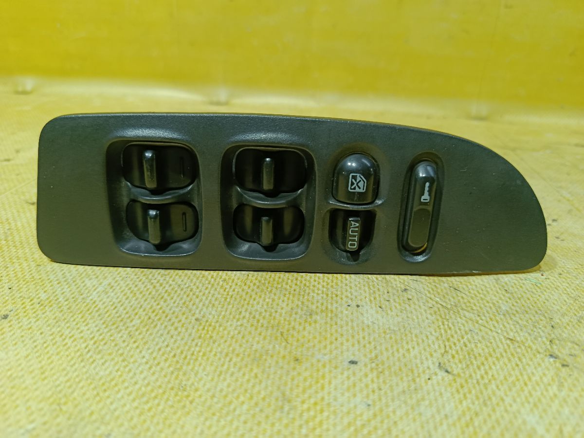 Блок упр-я стеклоподъемниками на Nissan Bluebird HU13 Фото 1