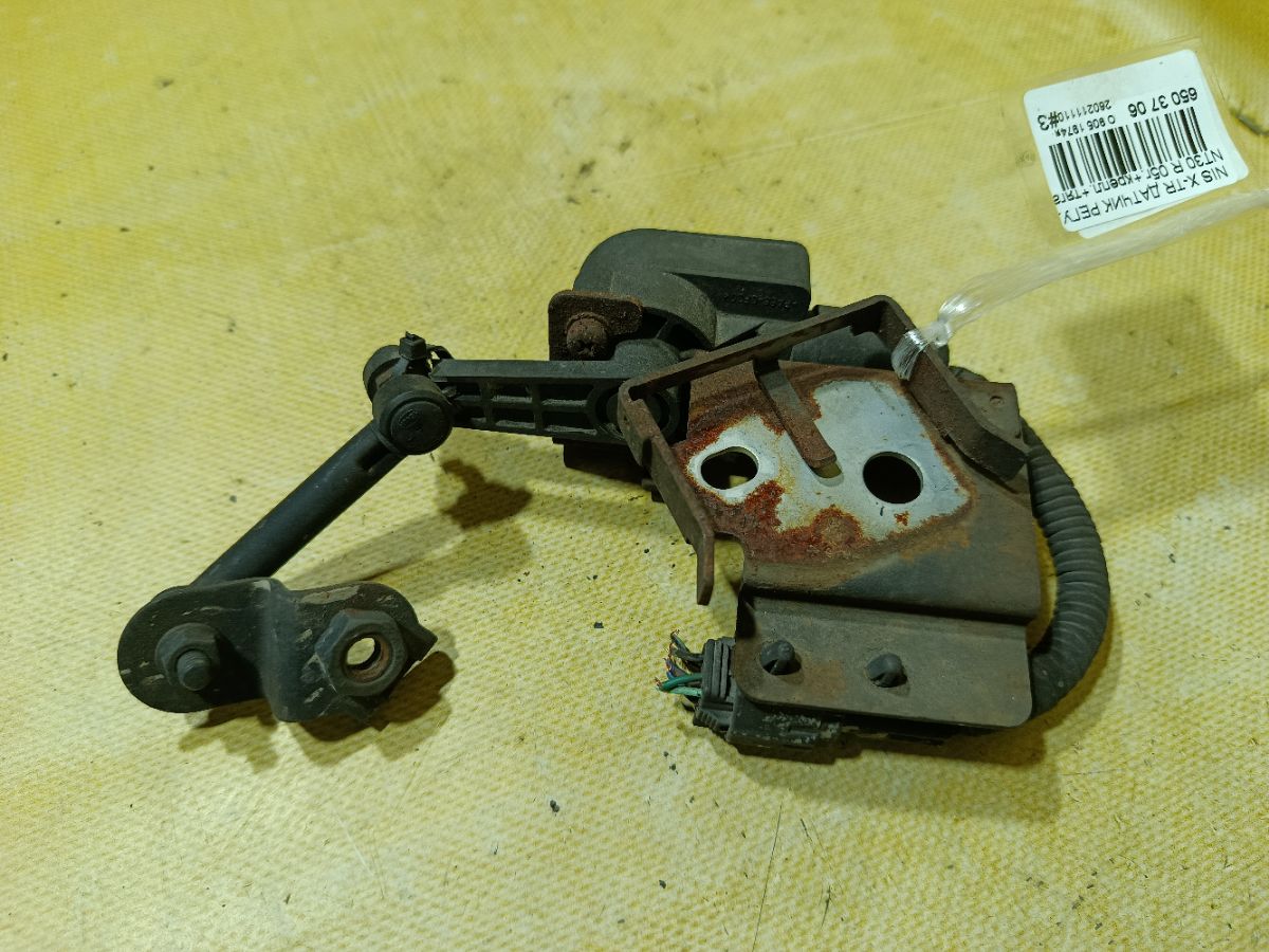 Датчик регулировки наклона фар на Nissan X-Trail NT30 Фото 1