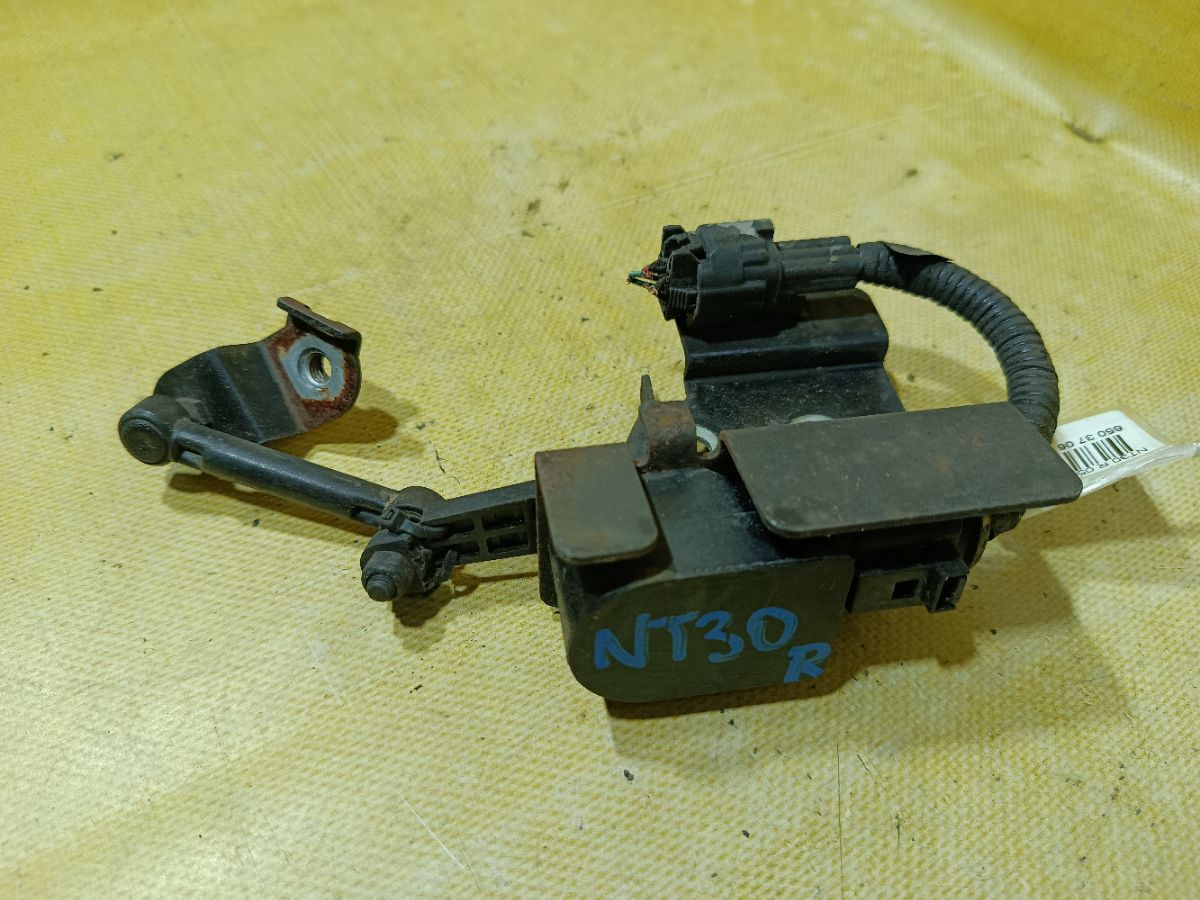 Датчик регулировки наклона фар на Nissan X-Trail NT30 Фото 2