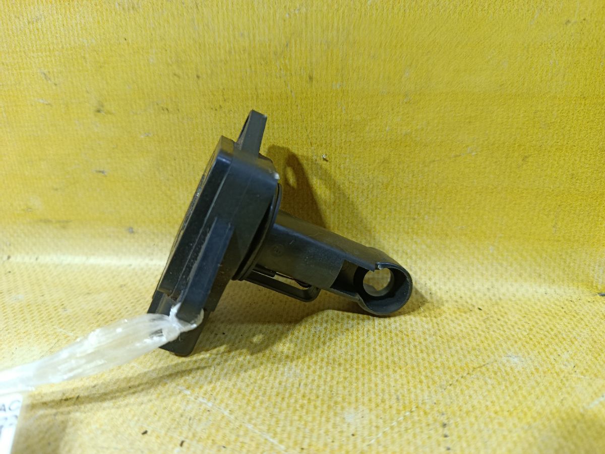 Датчик расхода воздуха 22204-22010, 22204-0J010 на Toyota Platz NCP12 1NZ-FE Фото 1