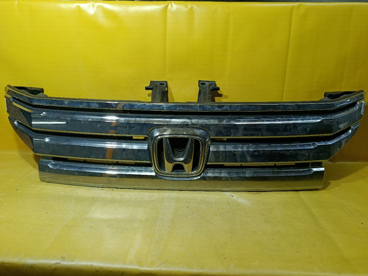 Решетка радиатора на Honda Stepwgn RK5 Фото 1