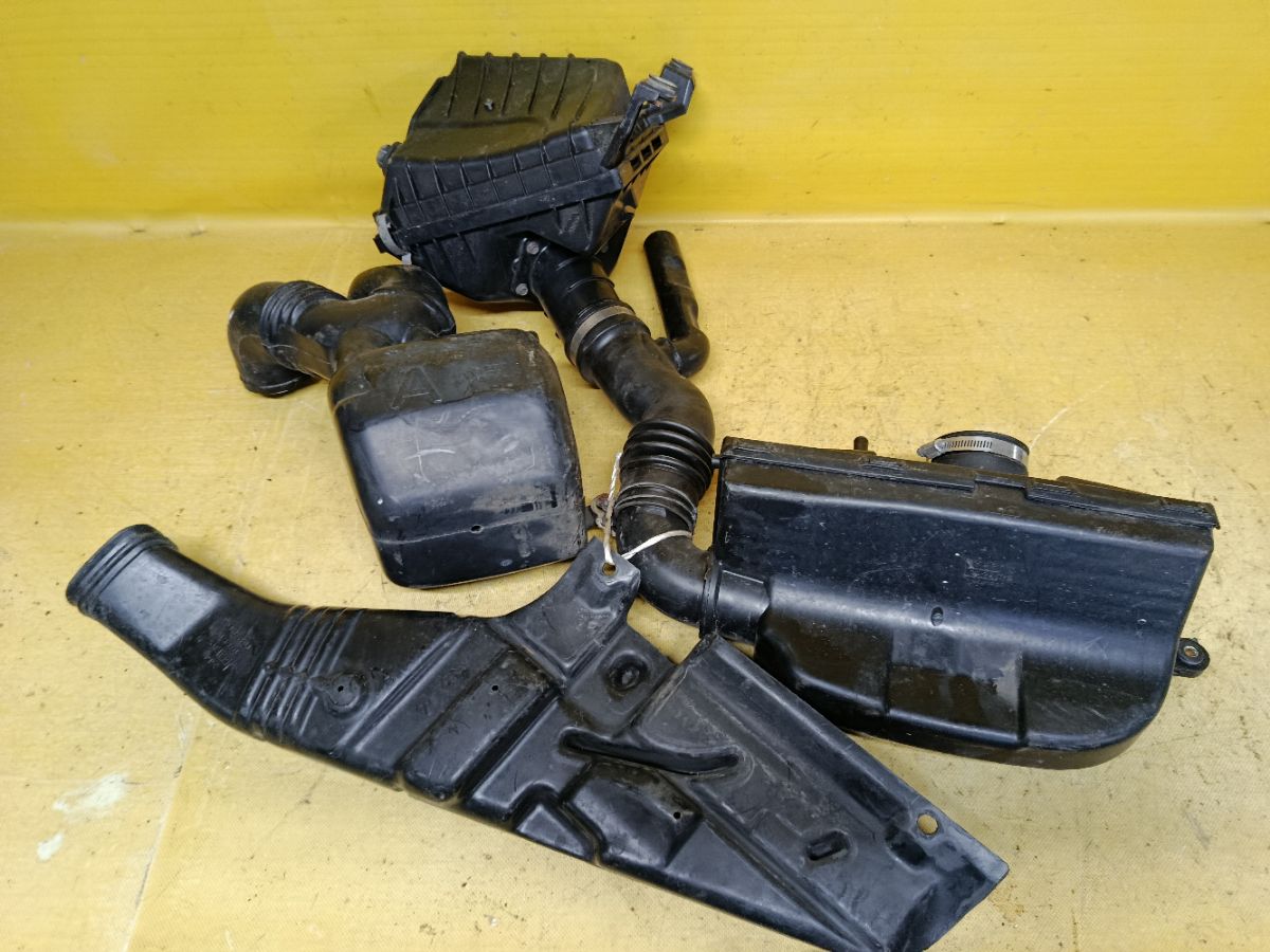 Корпус воздушного фильтра на Subaru Legacy Wagon BH5 EJ202 Фото 4