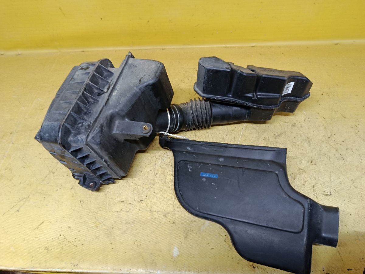 Корпус воздушного фильтра на Toyota Crown JZS153 1JZ-GE Фото 2