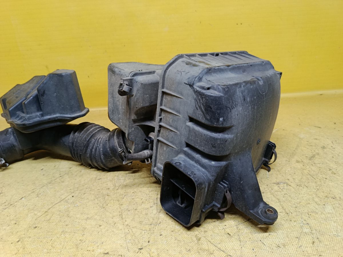 Корпус воздушного фильтра на Toyota Crown JZS153 1JZ-GE Фото 3