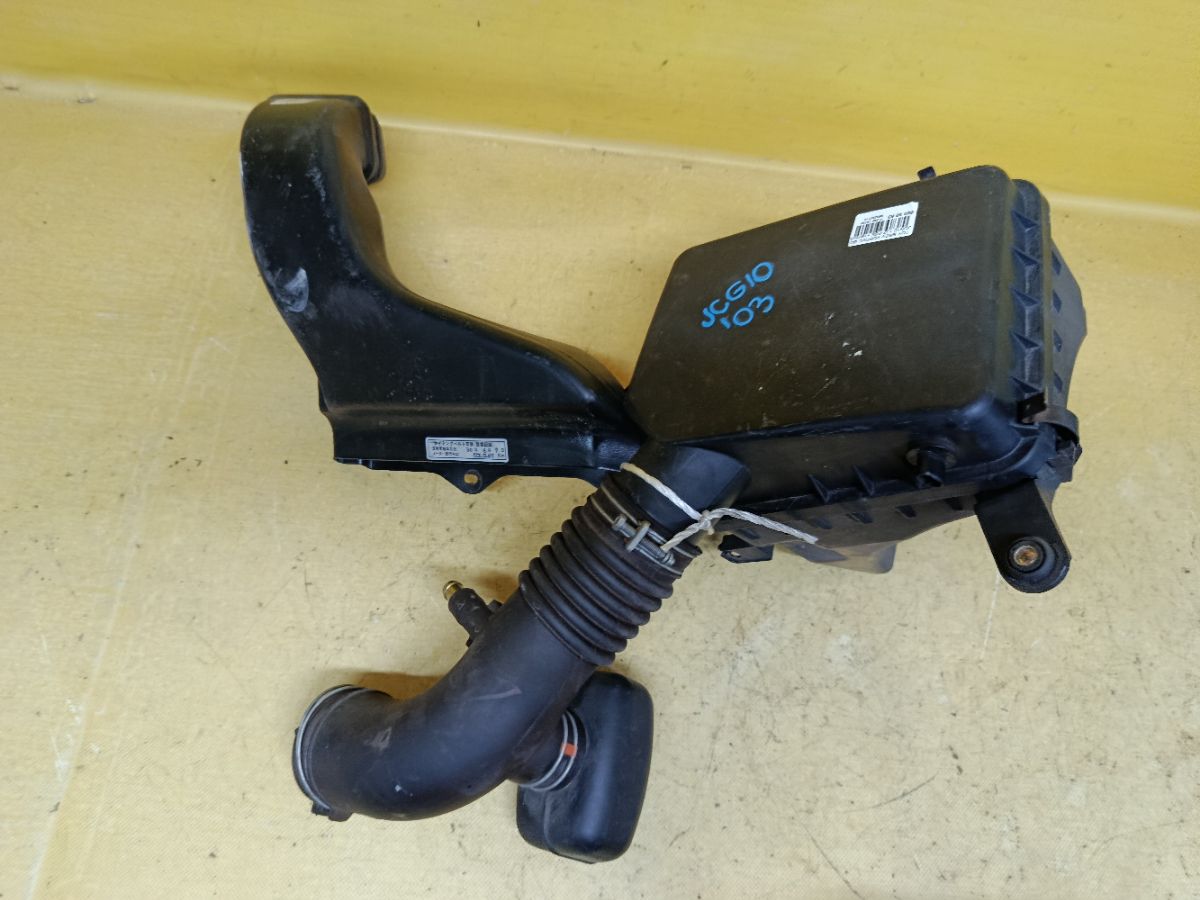 Корпус воздушного фильтра 17700-46460 на Toyota Brevis JCG10 1JZ-FSE Фото 1
