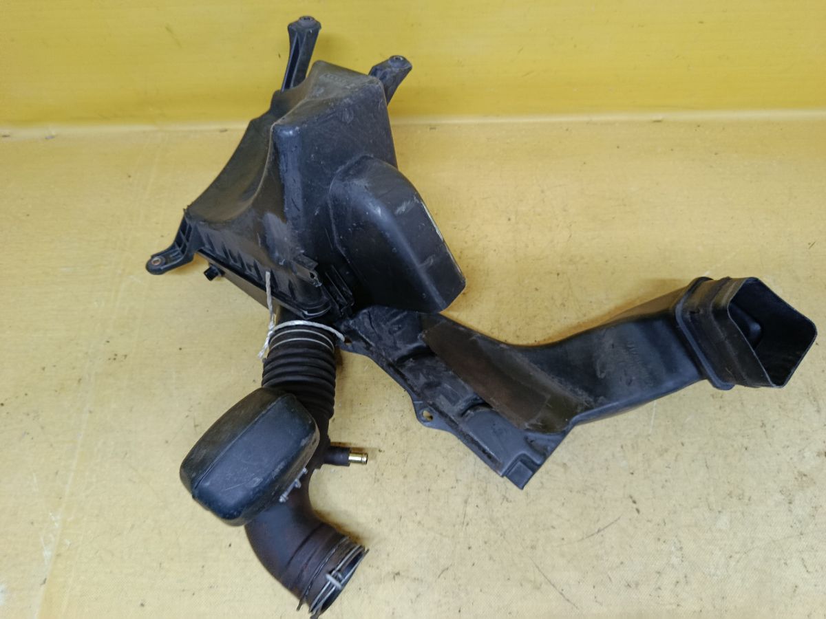 Корпус воздушного фильтра 17700-46460 на Toyota Brevis JCG10 1JZ-FSE Фото 2