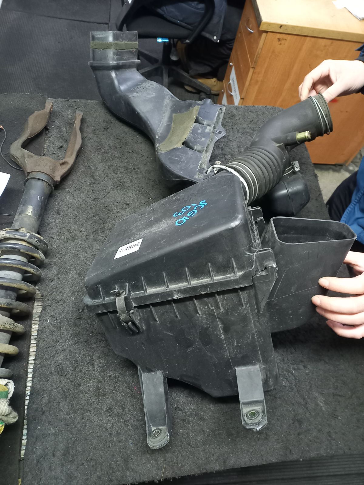 Корпус воздушного фильтра 17700-46460 на Toyota Brevis JCG10 1JZ-FSE Фото 4