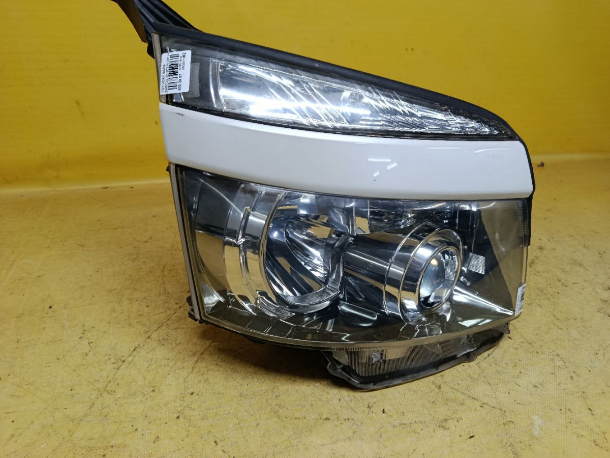 Фара 28-203 28-203 на Toyota Voxy ZRR70G Фото 2