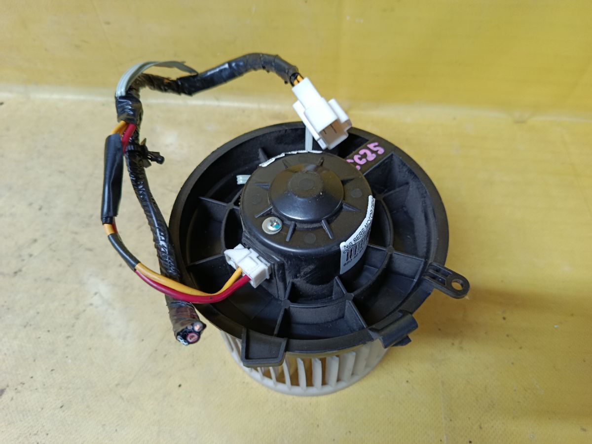 Мотор печки 27225EN000, 27225EN00B, 27225EN00C на Nissan Serena CC25 Фото 1