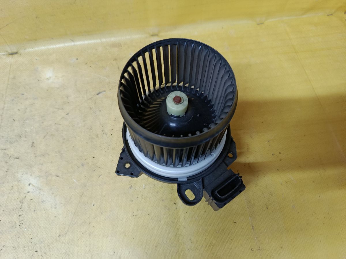 Мотор печки на Suzuki Wagon R MH34S Фото 2