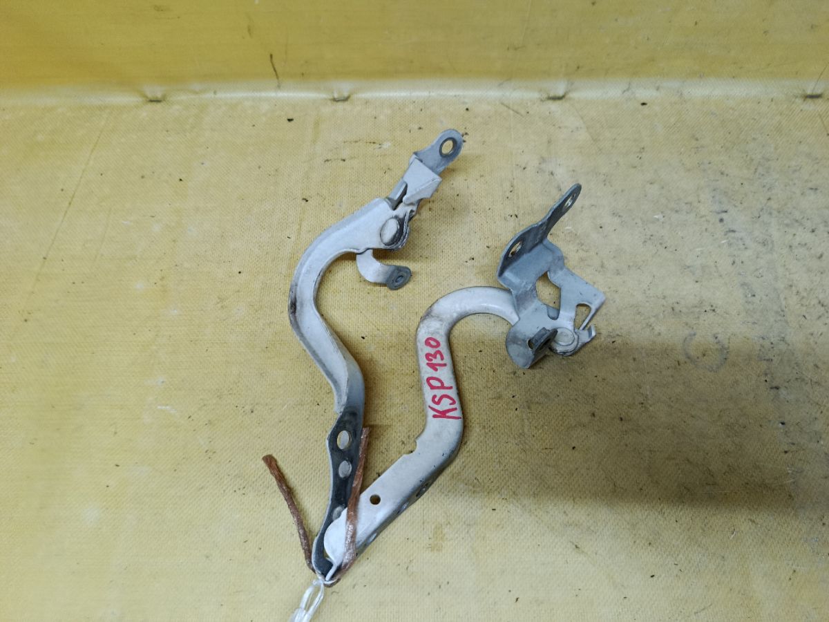 Крепление капота на Toyota Vitz KSP130 Фото 2