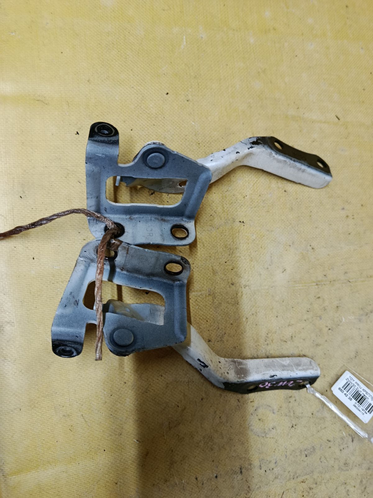 Крепление капота на Toyota Prius ZVW30 Фото 2