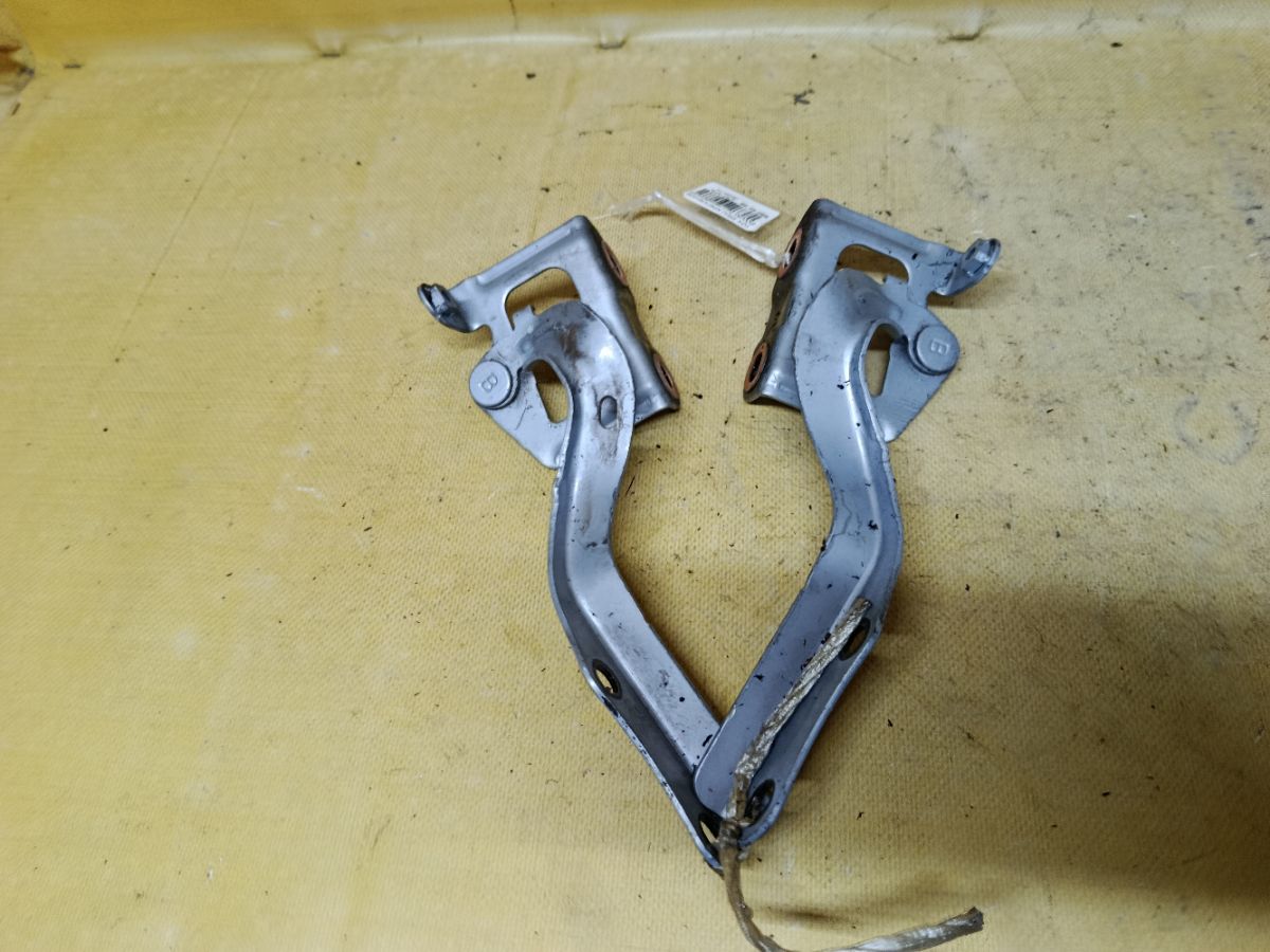 Крепление капота на Toyota Prius ZVW30 Фото 1