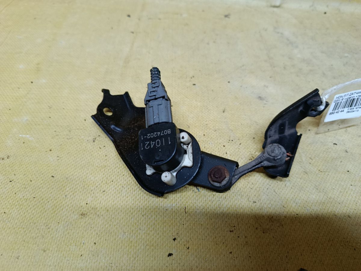 Датчик регулировки наклона фар на Honda Fit Hybrid GP1 Фото 1