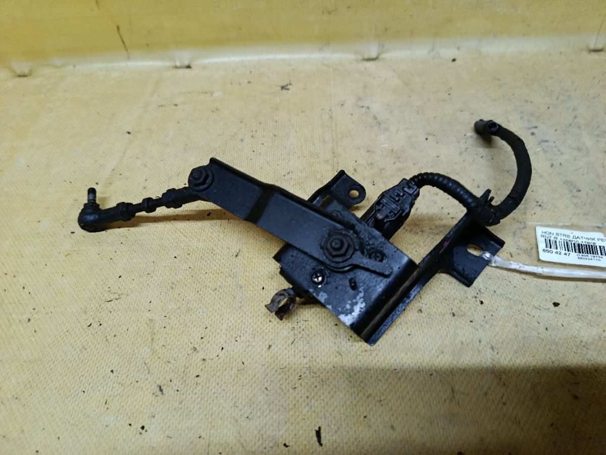 Датчик регулировки наклона фар на Honda Stream RN7 Фото 2