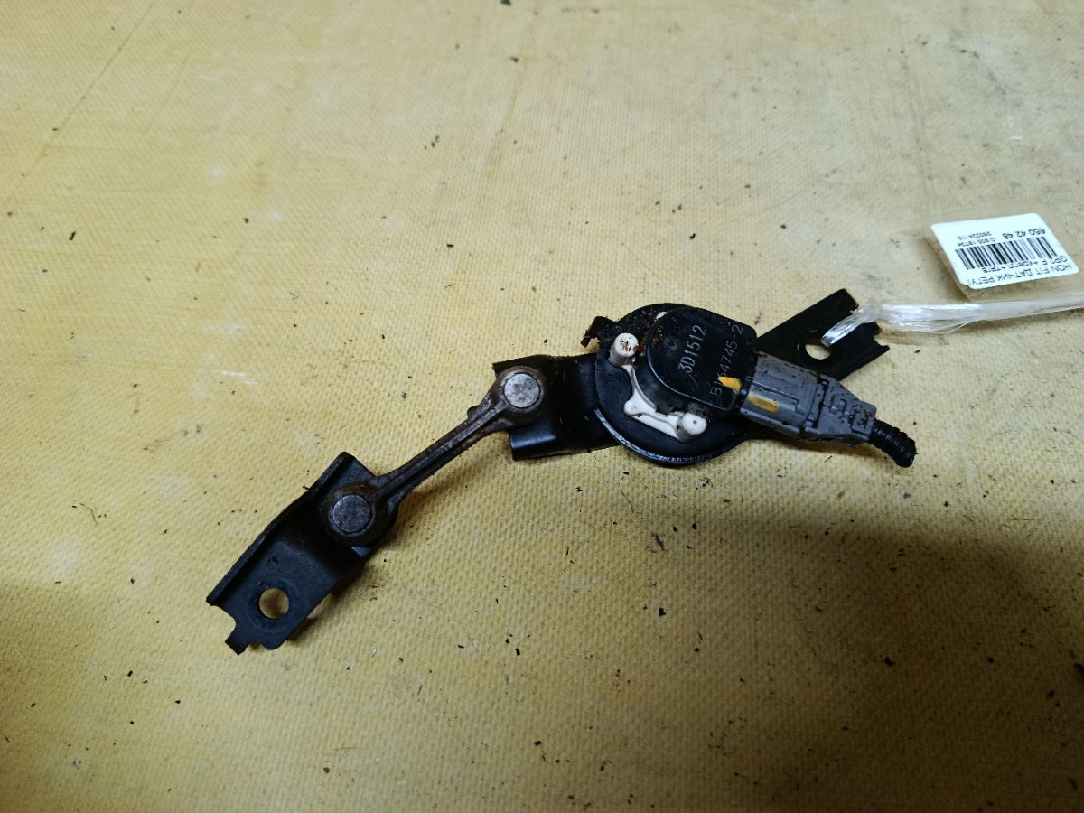 Датчик регулировки наклона фар на Honda Fit Shuttle Hybrid GP2 Фото 1