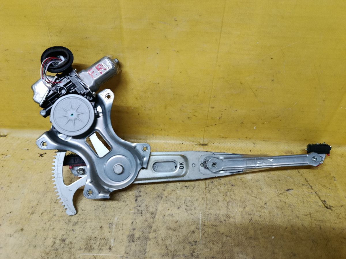 Стеклоподъемный механизм на Toyota Ractis NCP120 Фото 2